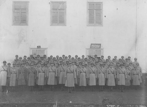 عکس ماموران نظميه در مقابل ساختمان اداره تفتيش