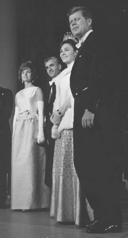 جان اف كندي رئيس جمهورآمريكا و محمدرضاپهلوي به اتفاق همسرانشان فروردين1341