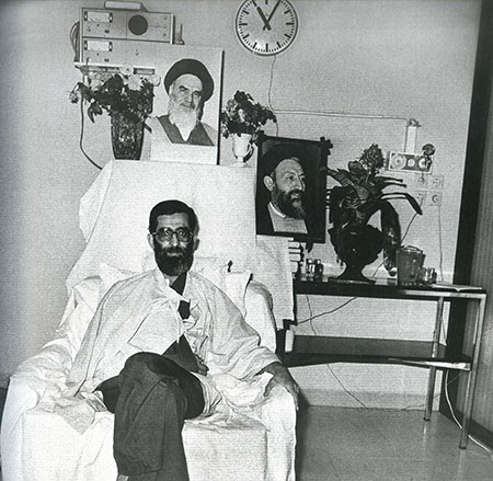 آيت الله خامنه‌اي پس از سوء قصد سال 1360 